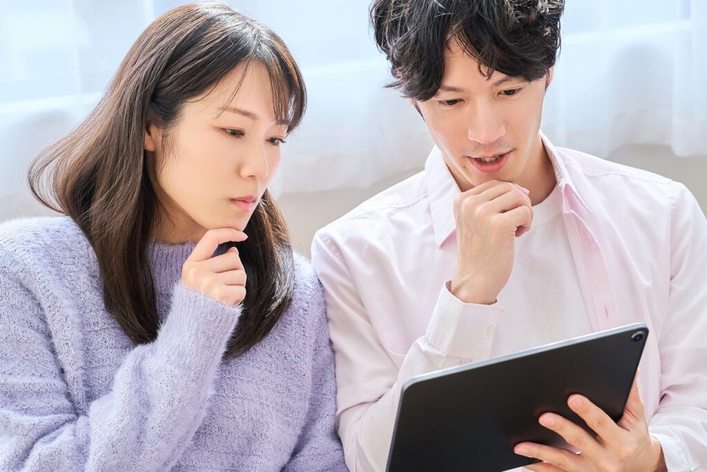 タブレットを見ながら住まいを検討する男女